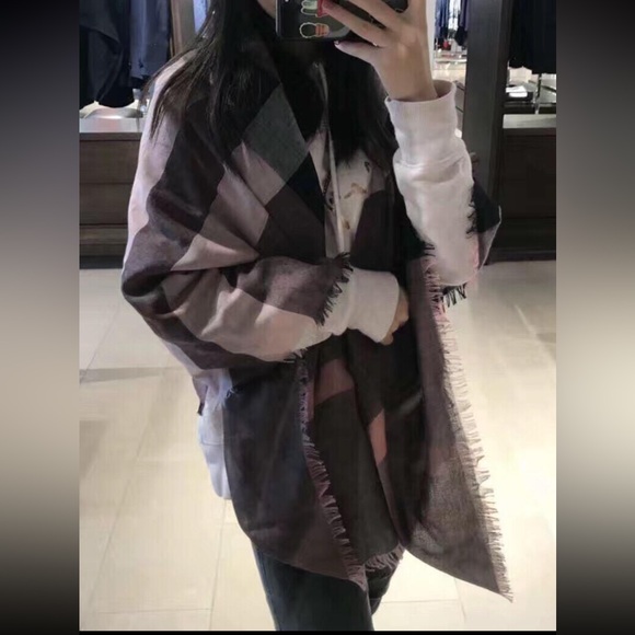 NWT Burberry relaxed mega check modal wool scarf in beautiful dark trenc… - Picture 6 of 9